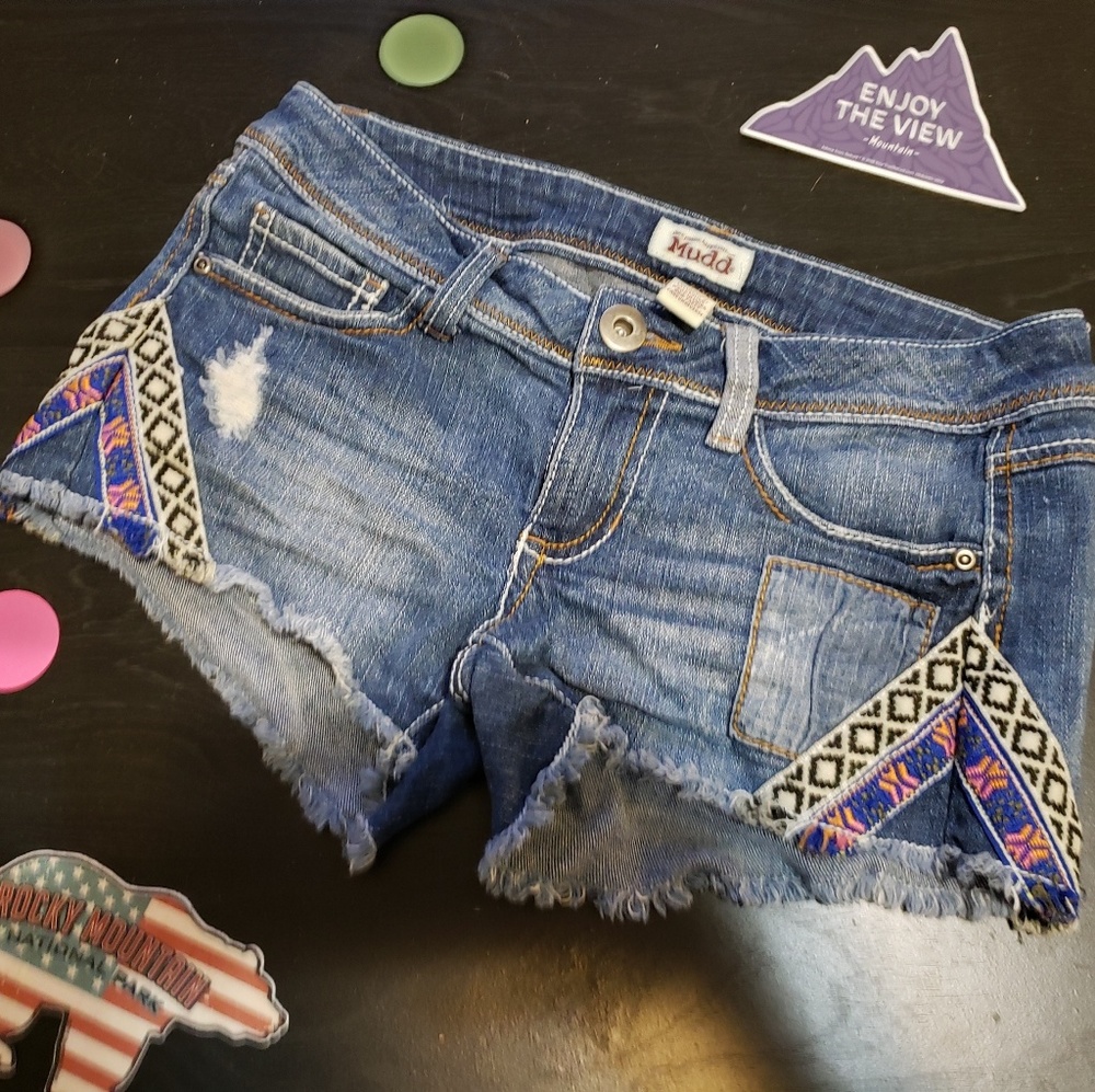 🔴 SOLD Mudd size 3 designed shorts 😍 - Picture 1 of 3